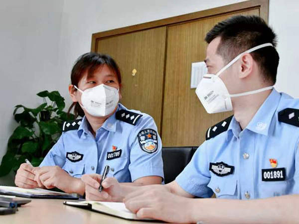 期货居间人直播指导客户被抓<strong></p>
<p>期货指导</strong>，有人交十万手续费本金被腰斩