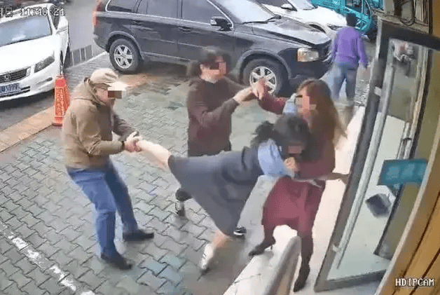 公职夫妻因挪车将女子打骨折<strong></p>
<p>日信证券</strong>，想40万私了？通报来了