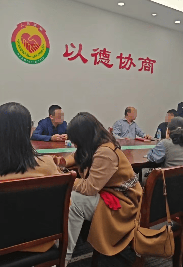 苏州知名艺术培训机构宣布破产<strong></p>
<p>泰阳证券</strong>，老板下跪称“绝不跑路”，事发前安排活动消耗课时费