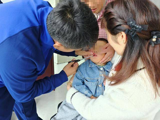 北京五岁男童把鱼钩放进嘴<strong></p>
<p>东方证券官网</strong>，家长发现抱着孩子直奔消防站