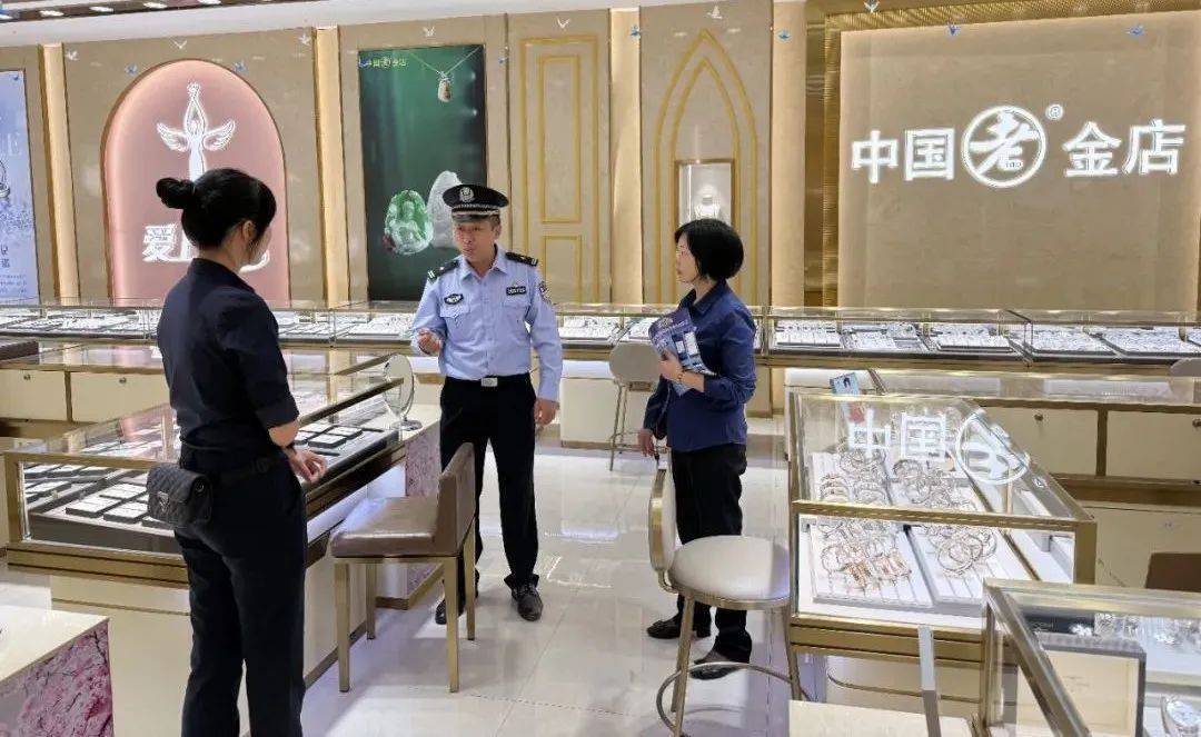 柳州女子到柳南万达买3万元黄金<strong></p>
<p>东兴证券股份有限公司</strong>，不挑款不问价，店员吓到报警！