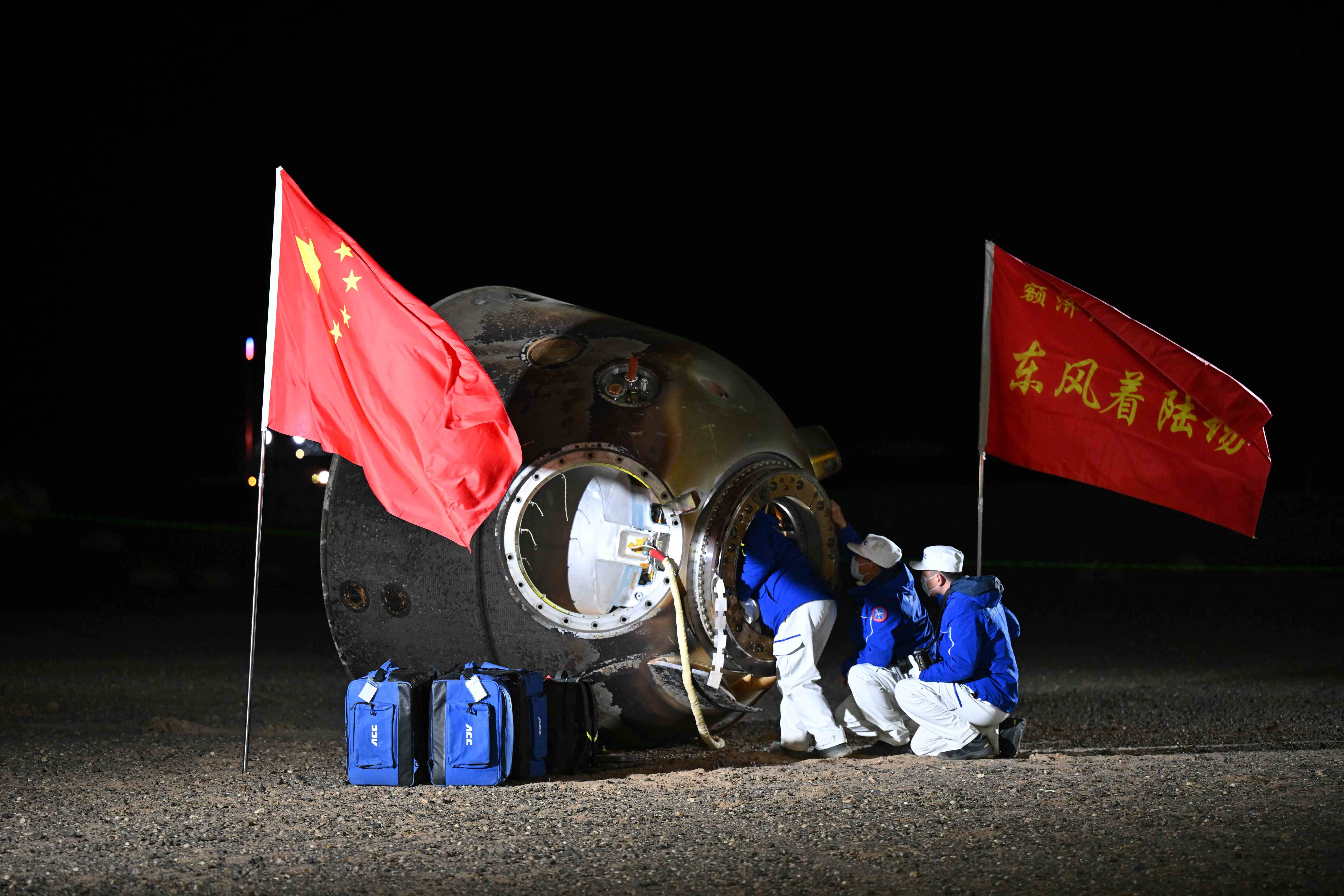 返回舱着陆最后一米<strong></p>
<p>联合证券</strong>，4台着陆反推发动机10毫秒内同时点火