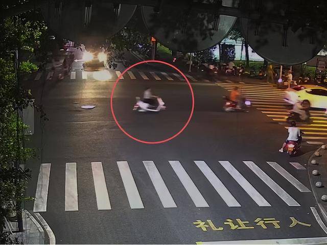 一女子肇事逃逸后仍去逛街<strong></p>
<p>联合证券</strong>，被抓后竟称：是路人劝我走的