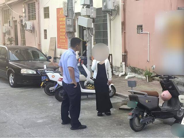 一女子肇事逃逸后仍去逛街<strong></p>
<p>联合证券</strong>，被抓后竟称：是路人劝我走的