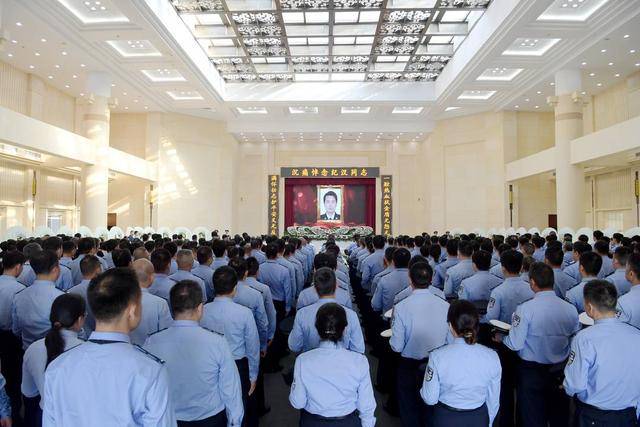 痛心<strong></p>
<p>南京证券官网</strong>！武汉版“八里河派出所”所长凌晨在所里倒下 年仅52岁
