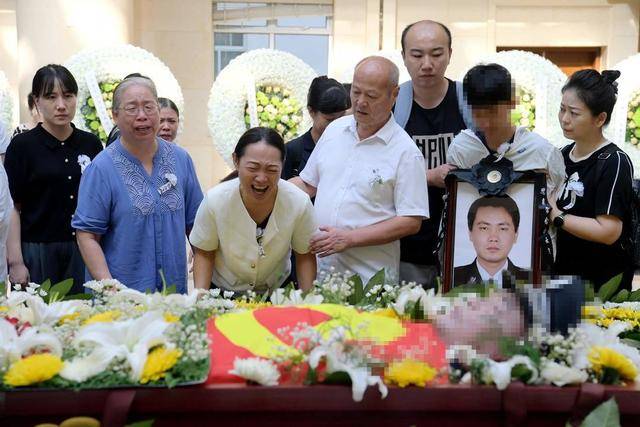 痛心<strong></p>
<p>南京证券官网</strong>！武汉版“八里河派出所”所长凌晨在所里倒下 年仅52岁