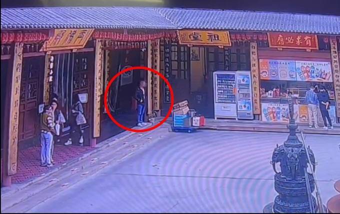 自制缠满双面胶的铁片<strong></p>
<p>证券公司排行</strong>，男子在寺庙内盗窃功德箱被行拘