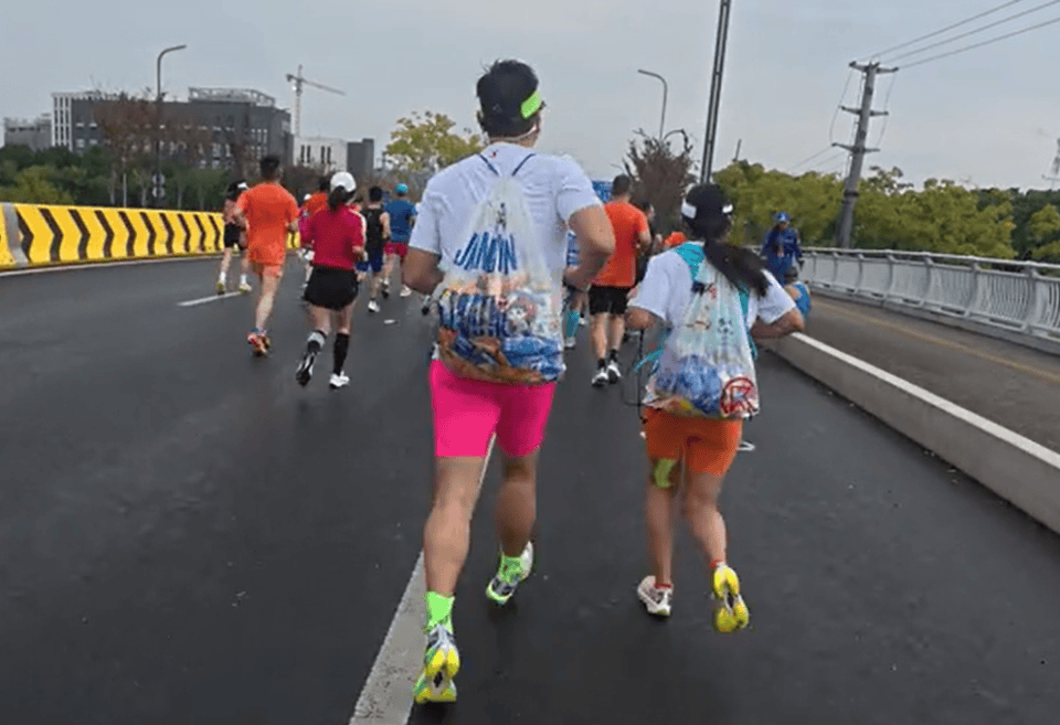 苏州马拉松一男一女将给选手的免费零食打包“负重”奔跑<strong></p>
<p>证券市场基础知识</strong>？主办方回应