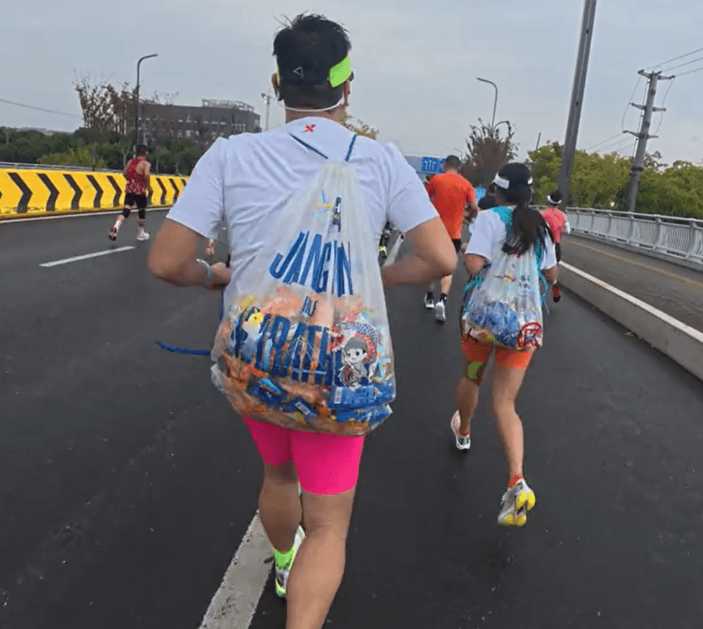 苏州马拉松一男一女将给选手的免费零食打包“负重”奔跑<strong></p>
<p>证券市场基础知识</strong>？主办方回应