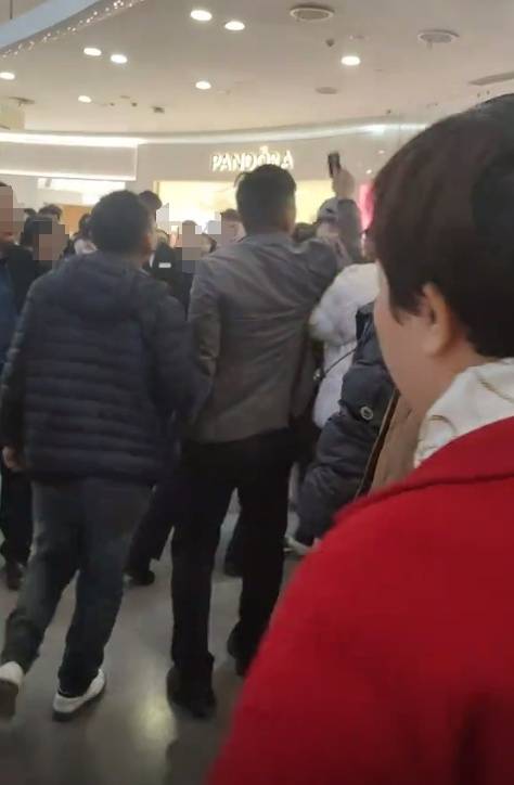工资被折换成郑州一商场购物卡<strong></p>
<p>证券从业人员资格考试</strong>，每月仅一天能使用，律师：以购物卡支付工资或涉嫌违法