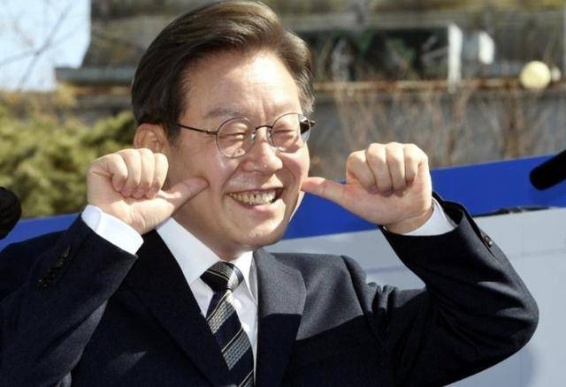执政党捏着鼻子要“保尹”<strong></p>
<p>交易合约</strong>，尹锡悦的总统宝座，将由8个人决定