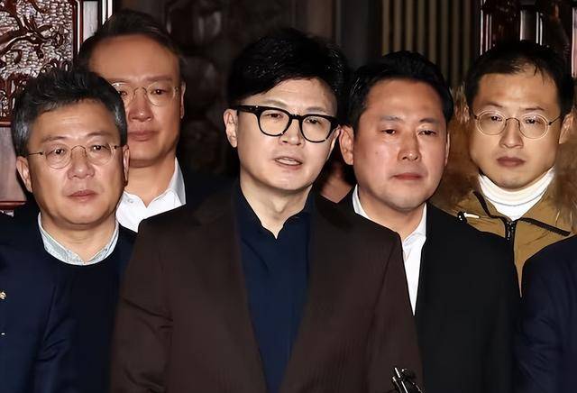 执政党捏着鼻子要“保尹”<strong></p>
<p>交易合约</strong>，尹锡悦的总统宝座，将由8个人决定