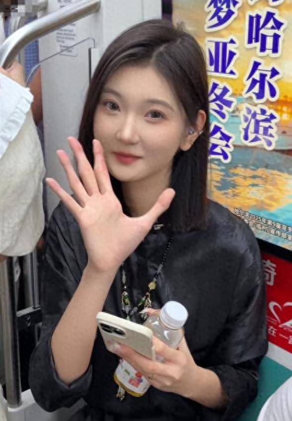 女孩身高2米26貌美如花<strong></p>
<p>美国虚拟币</strong>，妈妈天天发愁：白长这么漂亮，没人敢追