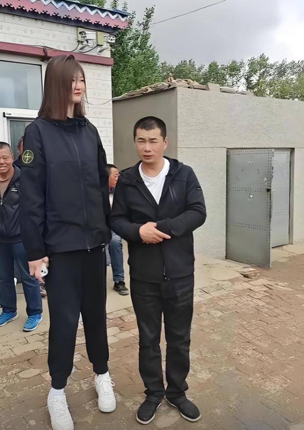 女孩身高2米26貌美如花<strong></p>
<p>美国虚拟币</strong>，妈妈天天发愁：白长这么漂亮，没人敢追