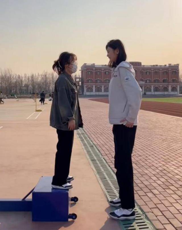 女孩身高2米26貌美如花<strong></p>
<p>美国虚拟币</strong>，妈妈天天发愁：白长这么漂亮，没人敢追