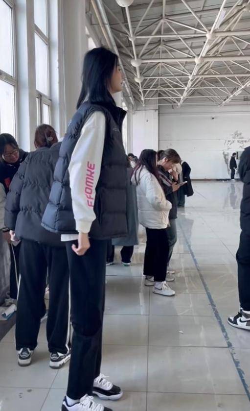 女孩身高2米26貌美如花<strong></p>
<p>美国虚拟币</strong>，妈妈天天发愁：白长这么漂亮，没人敢追