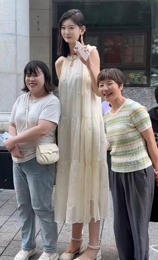 女孩身高2米26貌美如花<strong></p>
<p>美国虚拟币</strong>，妈妈天天发愁：白长这么漂亮，没人敢追
