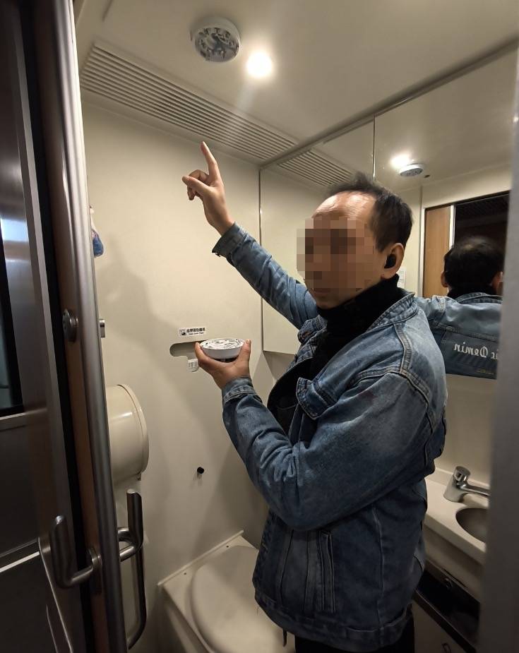 男子为了在动车抽烟防止被查<strong></p>
<p>虚拟币交易源码</strong>，竟把烟雾报警器给拆了！铁警：拘留