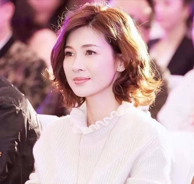 富商周旭辉<strong></p>
<p>虚拟币群</strong>，44岁娶小12岁女星童蕾，获刑3年后，妻女过得如何？
