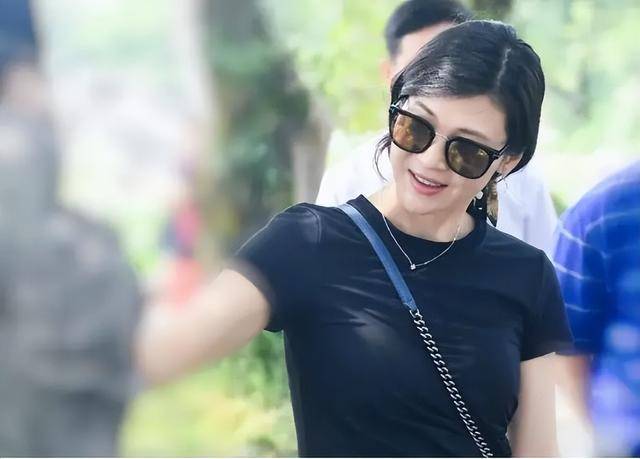 富商周旭辉<strong></p>
<p>虚拟币群</strong>，44岁娶小12岁女星童蕾，获刑3年后，妻女过得如何？
