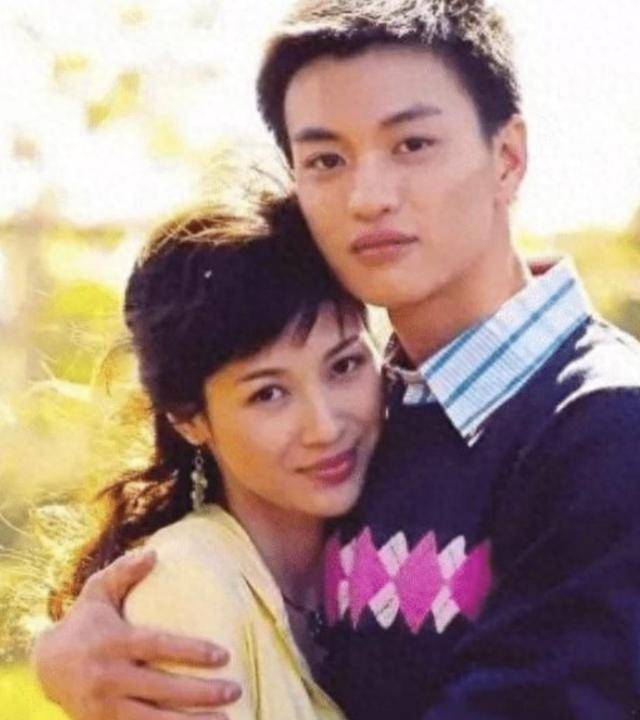 富商周旭辉<strong></p>
<p>虚拟币群</strong>，44岁娶小12岁女星童蕾，获刑3年后，妻女过得如何？