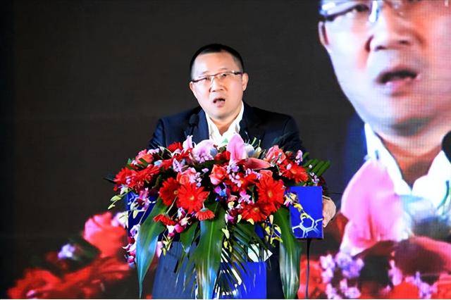富商周旭辉<strong></p>
<p>虚拟币群</strong>，44岁娶小12岁女星童蕾，获刑3年后，妻女过得如何？