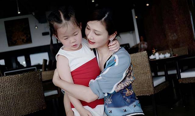 富商周旭辉<strong></p>
<p>虚拟币群</strong>，44岁娶小12岁女星童蕾，获刑3年后，妻女过得如何？