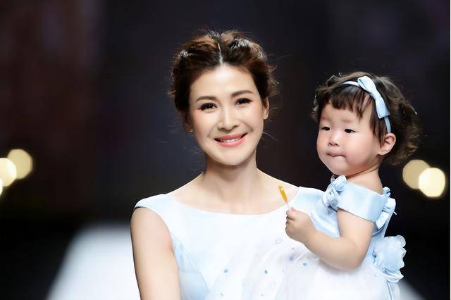 富商周旭辉<strong></p>
<p>虚拟币群</strong>，44岁娶小12岁女星童蕾，获刑3年后，妻女过得如何？