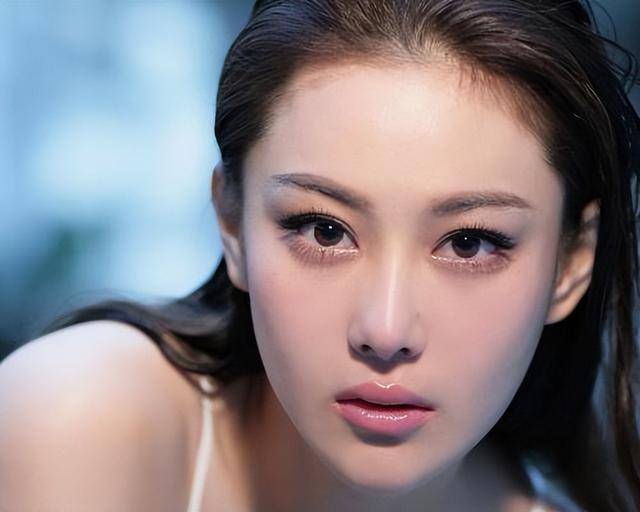 富商周旭辉<strong></p>
<p>虚拟币群</strong>，44岁娶小12岁女星童蕾，获刑3年后，妻女过得如何？