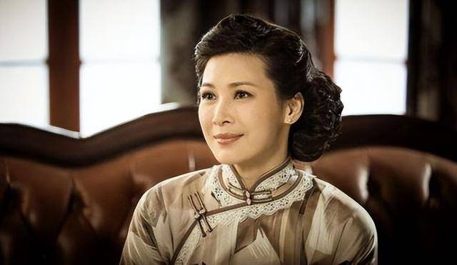 富商周旭辉<strong></p>
<p>虚拟币群</strong>，44岁娶小12岁女星童蕾，获刑3年后，妻女过得如何？