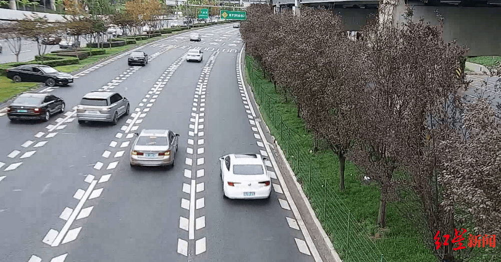 成都三环主路惊现小轿车跨过隔离带掉头<strong></p>
<p>送虚拟币</strong>，原来是司机酒驾走错路……