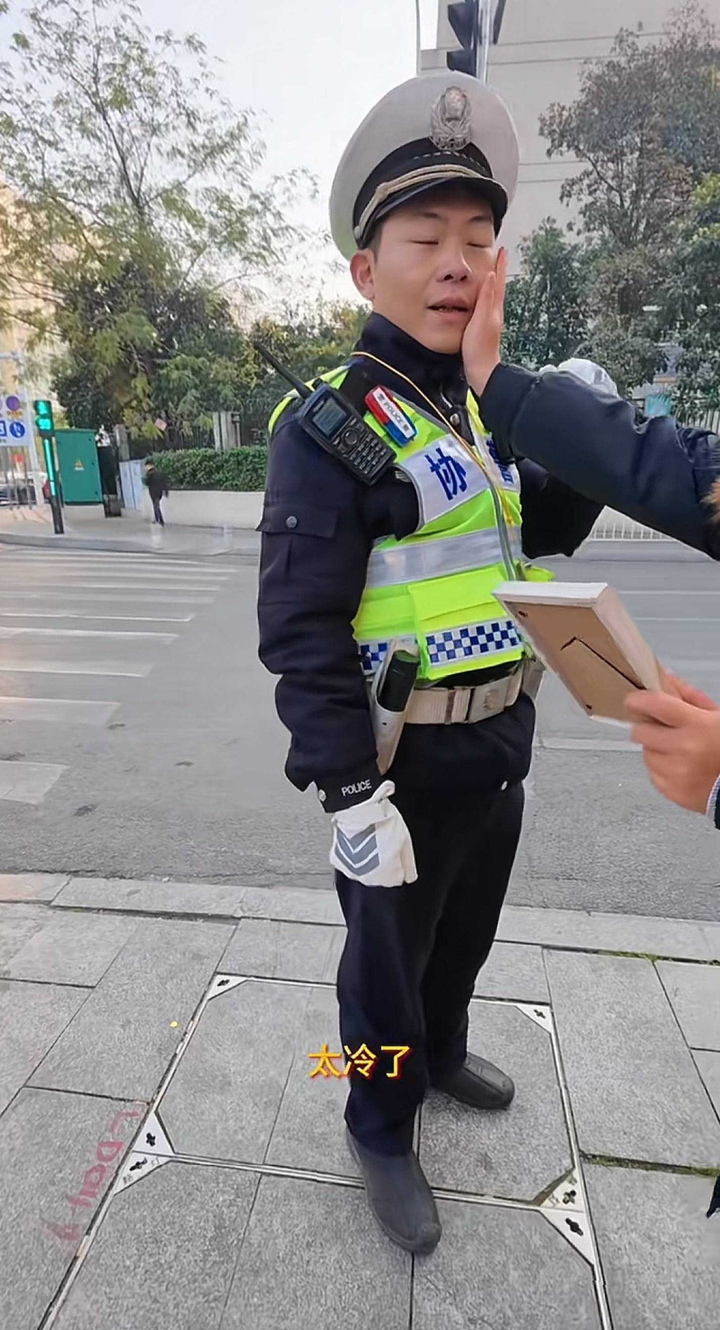 “原来你这么棒啊！”长沙协警执完勤被妻子宠溺“摸脸杀”<strong></p>
<p>虚拟币交易如何</strong>，摄影师拍下幸福一刻
