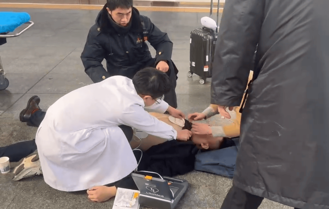 男子在长沙南站心脏骤停晕倒<strong></p>
<p>虚拟币大盘</strong>，醒来后第一句话：要赶去上班！