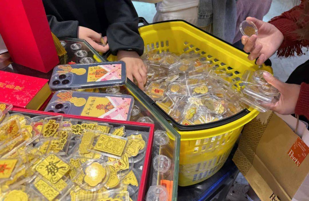 一个假期卖出2万份<strong></p>
<p>虚拟币eth</strong>！年轻人流行全款拿下“第一块金”？