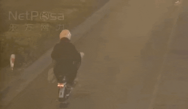 上海一女子边骑车边“洒钱”<strong></p>
<p>drcc虚拟币</strong>，刚发的7700元工资都没了！自己还没发现