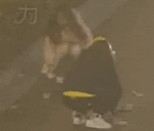 上海一女子边骑车边“洒钱”<strong></p>
<p>drcc虚拟币</strong>，刚发的7700元工资都没了！自己还没发现
