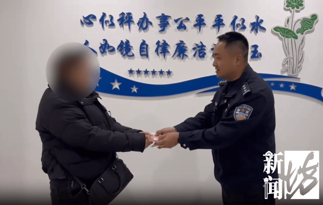 上海一女子边骑车边“洒钱”<strong></p>
<p>drcc虚拟币</strong>，刚发的7700元工资都没了！自己还没发现