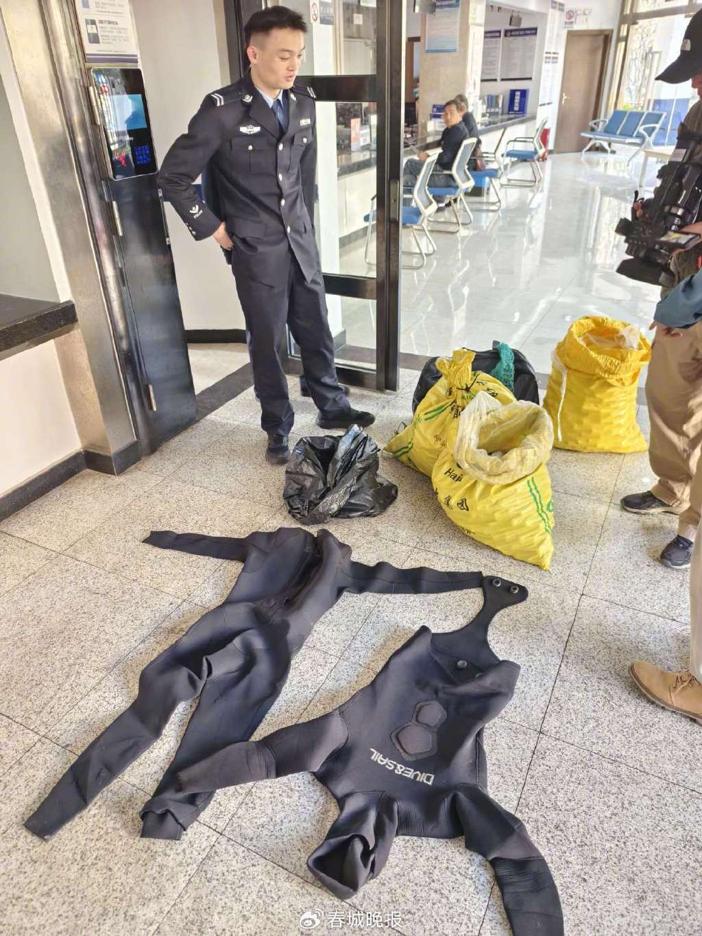 3人穿潜水服偷捞高尔夫球<strong></p>
<p>drcc虚拟币</strong>，警方用时4小时人赃并获