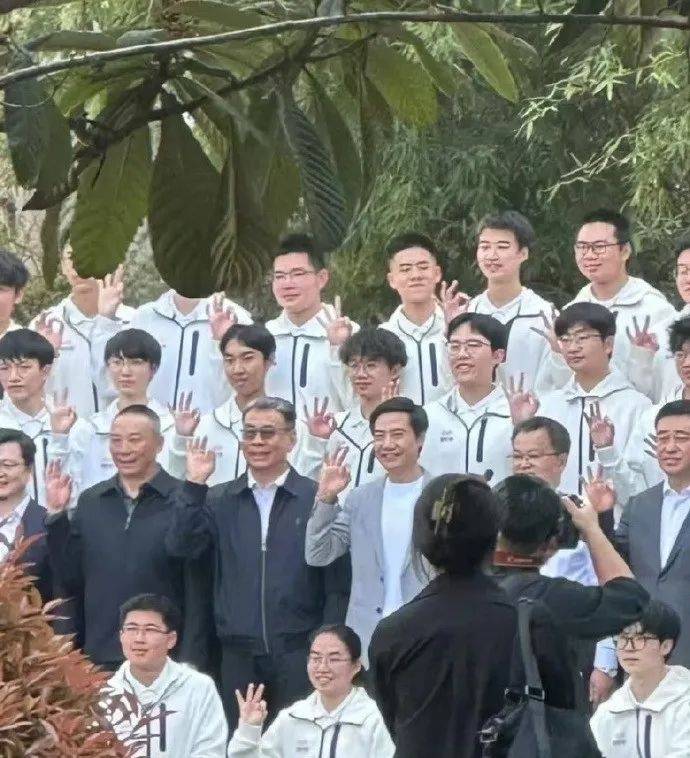 雷军回应如何保持好身材：英语不好已经让母校“蒙羞”<strong></p>
<p>虚拟币app</strong>，不能再形象欠佳