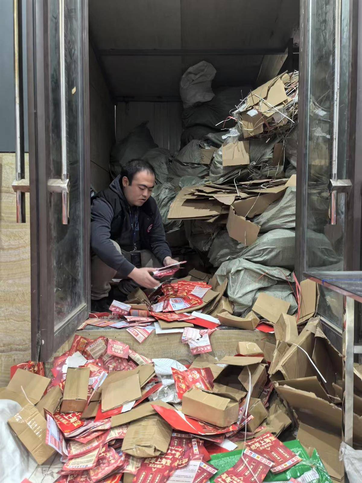 他发出的81万件快递全是电诈卡片<strong></p>
<p>虚拟币小蚁股</strong>！武汉江岸警方破获特大诈骗案
