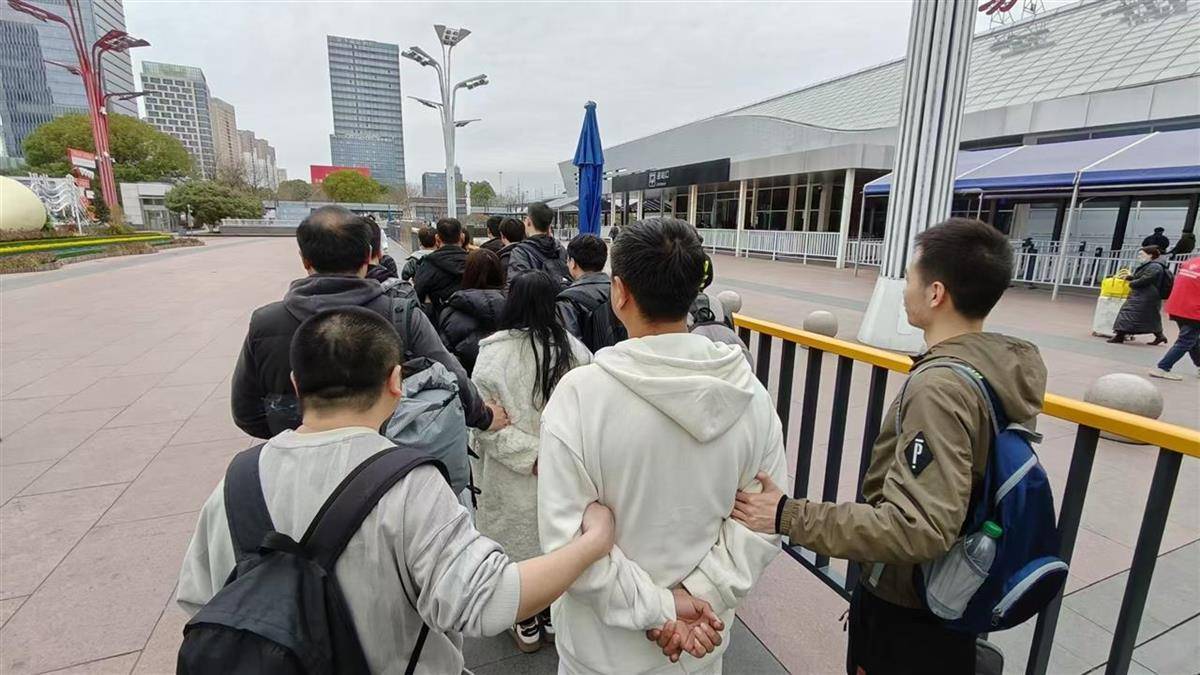 他发出的81万件快递全是电诈卡片<strong></p>
<p>虚拟币小蚁股</strong>！武汉江岸警方破获特大诈骗案