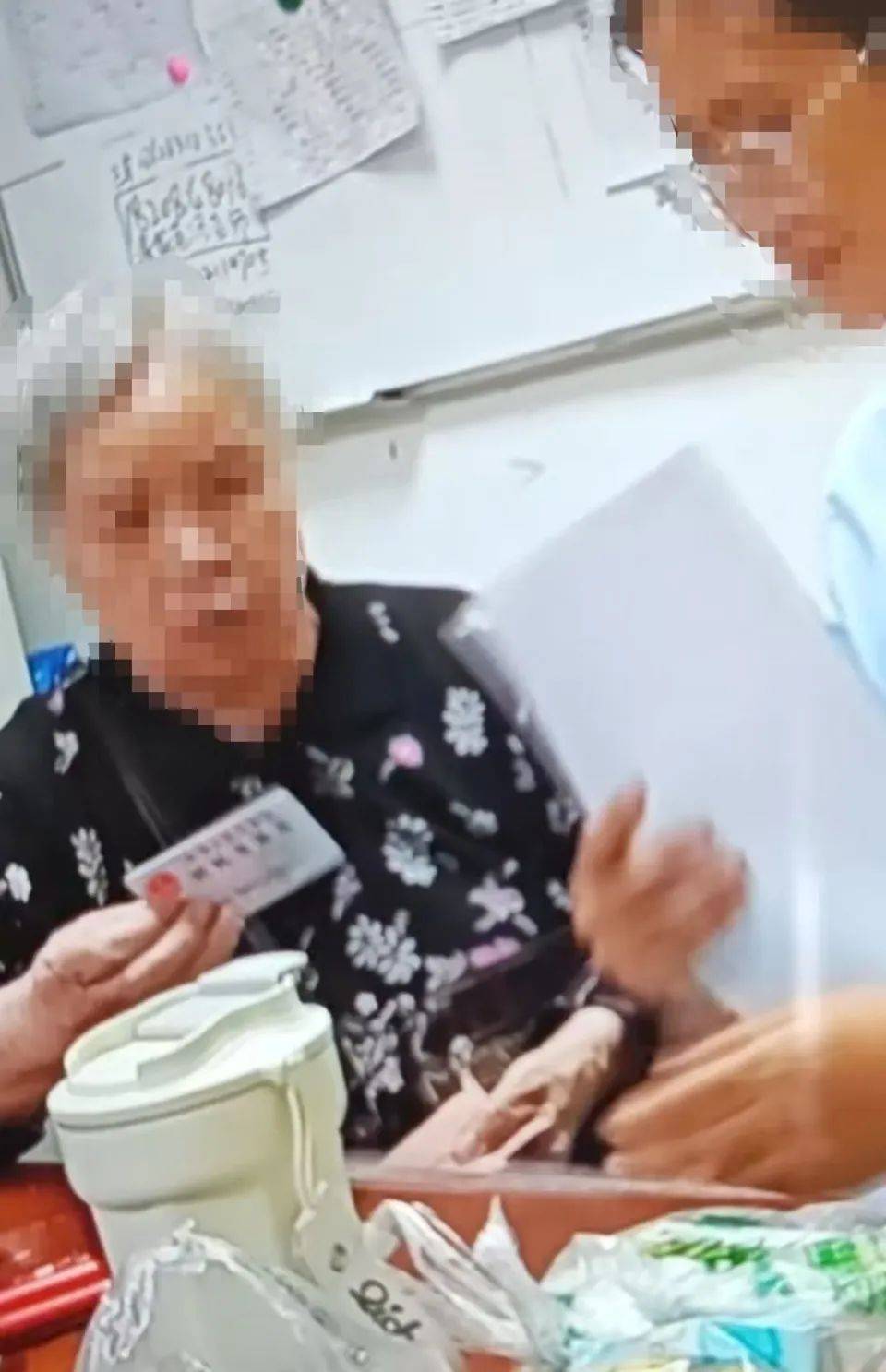 84岁老太被大女儿带出养老院<strong></p>
<p>虚拟币小蚁股</strong>，取光40万存款！小女儿：养老院应担责