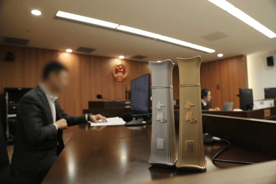 白酒瓶仿照北京第一高楼外形<strong></p>
<p>虚拟币团队</strong>，涉事公司被判赔45万！法院：侵犯建筑作品著作权