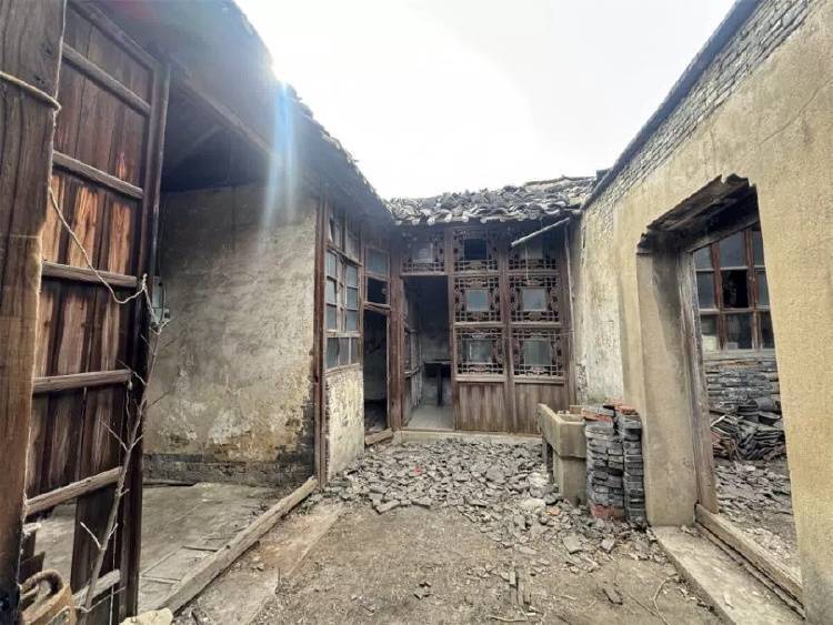 扬州一清代文物合院618元起拍<strong></p>
<p>1st虚拟币</strong>，此前已流拍两次