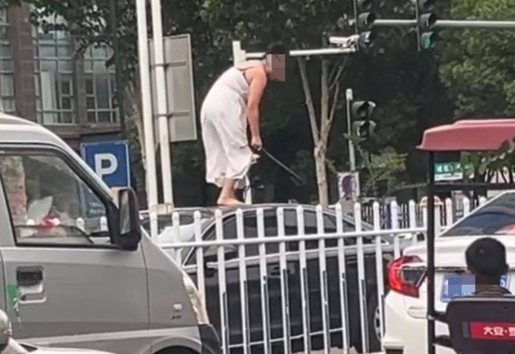 女子持械当街打砸多辆轿车<strong></p>
<p>2017虚拟币排行</strong>，被顶在挡风玻璃上前行，当地：女子当场被控制，警方介入调查