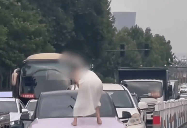 河南一女子路上持械打砸多辆车<strong></p>
<p>2017虚拟币排行</strong>，最新回应：已被警方控制