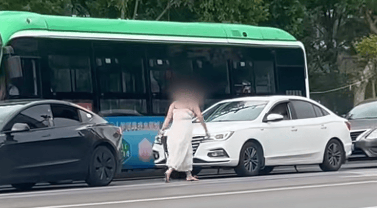 河南一女子路上持械打砸多辆车<strong></p>
<p>2017虚拟币排行</strong>，最新回应：已被警方控制