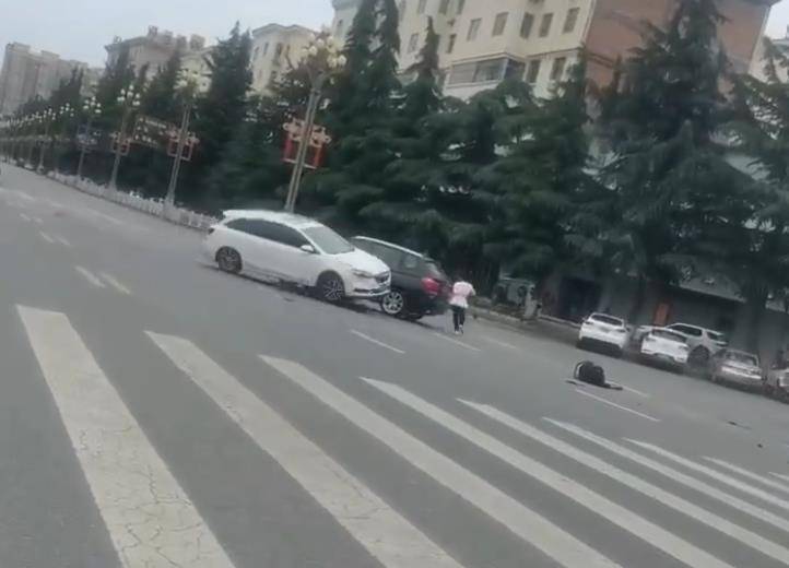 宝鸡一社区女书记当街开车追撵女子撞上电瓶车：两名女子被警方控制<strong></p>
<p>虚拟币eos</strong>，两名伤者在医院治疗