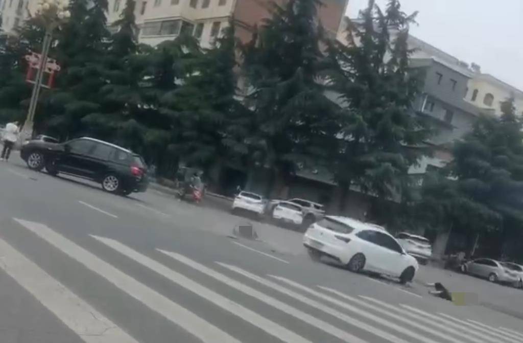 宝鸡一社区女书记当街开车追撵女子撞上电瓶车：两名女子被警方控制<strong></p>
<p>虚拟币eos</strong>，两名伤者在医院治疗