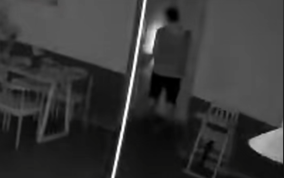 第一次见面就表白！被拒绝后男子凌晨3点狂敲女生房门<strong></p>
<p>虚拟币eos</strong>，随后拿出工具撬锁……
